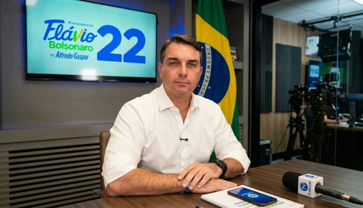 Flávio Bolsonaro lança TV Celular para ampliar diálogo com eleitorado em campanha