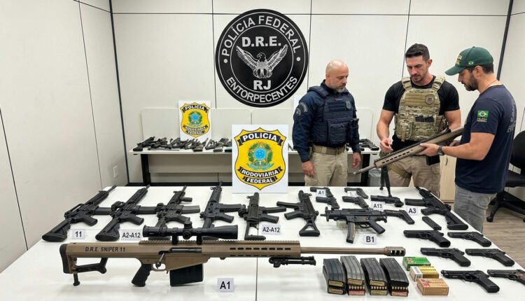 Forças de segurança interceptam arsenal com 11 fuzis e submetralhadora na Dutra, Rio