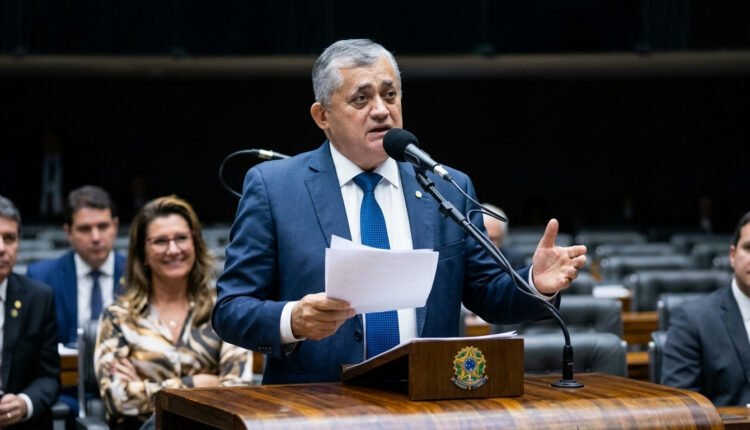 Guimarães acusa STF de "intromissão" em afastamento de diretor da PF