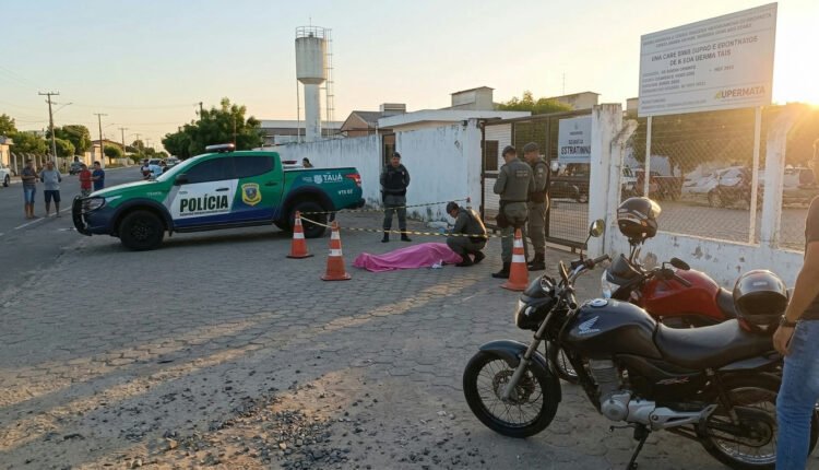 Homem é assassinado em Tauá enquanto aguardava esposa sair de fábrica de calçados