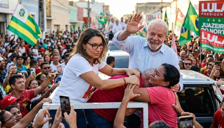 Janja intervém em abraço de eleitora a Lula durante ato de campanha no Ceará
