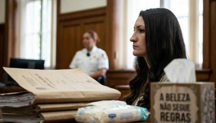 Julgamento de Lindsay Clancy é anulado após júri não chegar a veredito sobre morte dos filhos