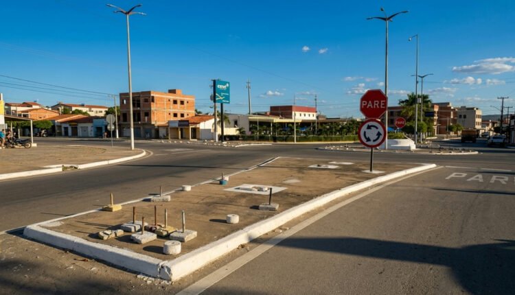 Justiça Eleitoral ordena remoção de bandeiras de campanha em rotatórias de Santa Quitéria