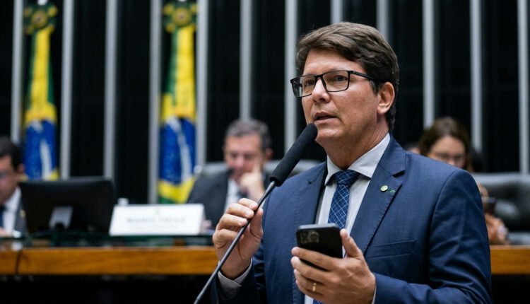 Líder da oposição na Câmara acusa Dino de perseguir Frias com a PF