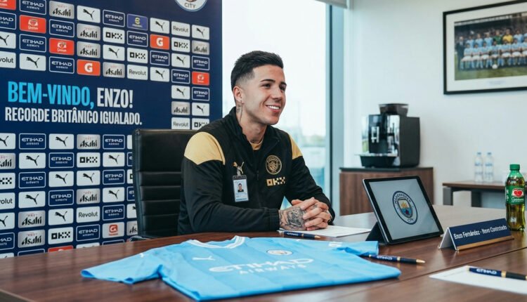 Manchester City anuncia Enzo Fernández em transferência que iguala recorde britânico