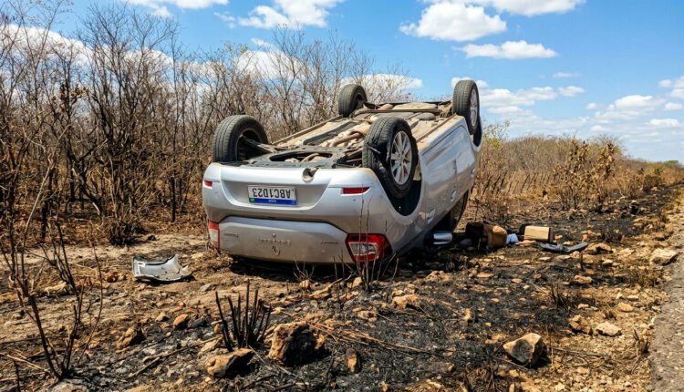 Milagre na Ce-257: motorista capota veículo e sai ileso após pneu estourar