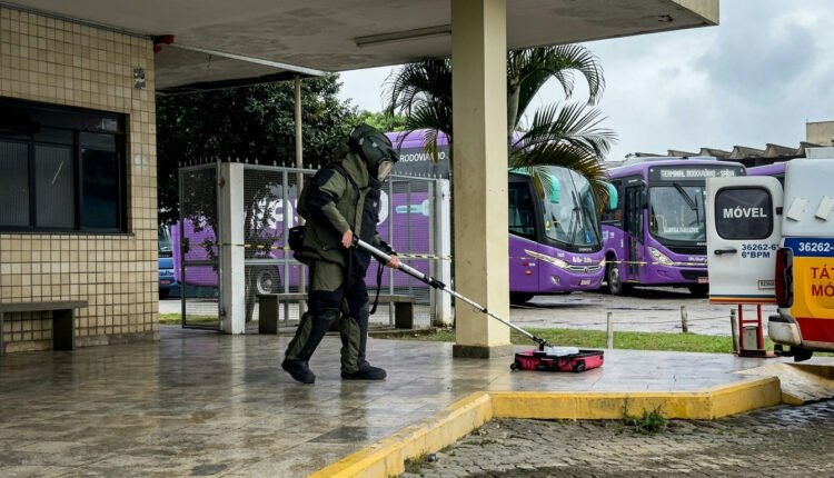 Passageiro é flagrado pela PM de MG com granadas e drogas em mala