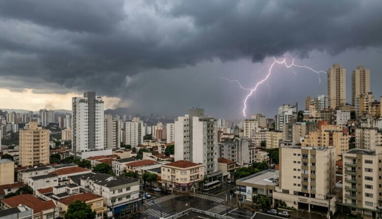 Previsão do tempo em Belo Horizonte: quinta-feira com chuva, raios e calor de 30 °C