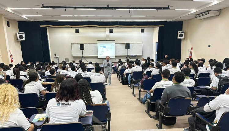 Proteção aos Idosos: MPCE leva conscientização a estudantes de Maracanaú