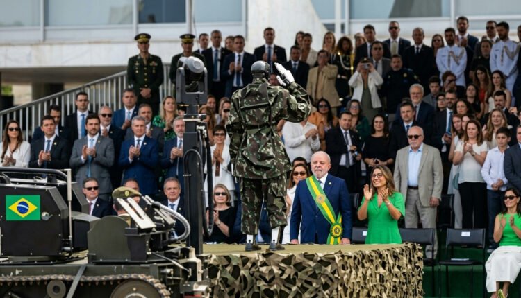 Robô militar chama a atenção ao saudar Lula e Janja interage em desfile de 7 de Setembro