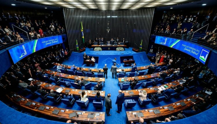 Senadores da CCJ aprovam fim da escala 6x1, alterando jornada de trabalho