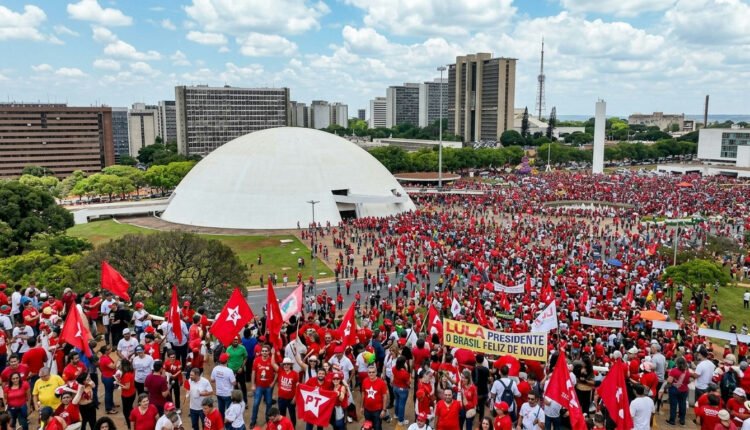 Apoiadores de Lula ocupam a Esplanada dos Ministérios em ato de campanha