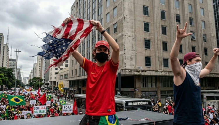 Bandeira dos EUA rasgada em ato pró-Lula na Paulista: Entenda o contexto