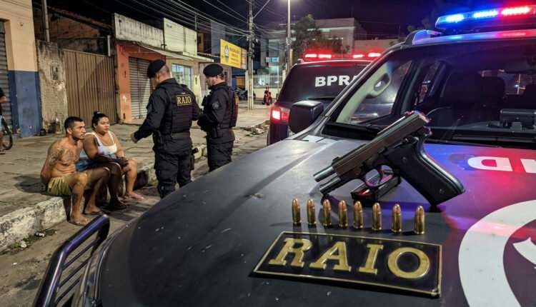Casal é preso com pistola e munições após tentativa de fuga em Santa Quitéria