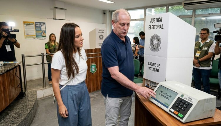 Ciro vota em Fortaleza e demonstra preocupação sobre cenário político