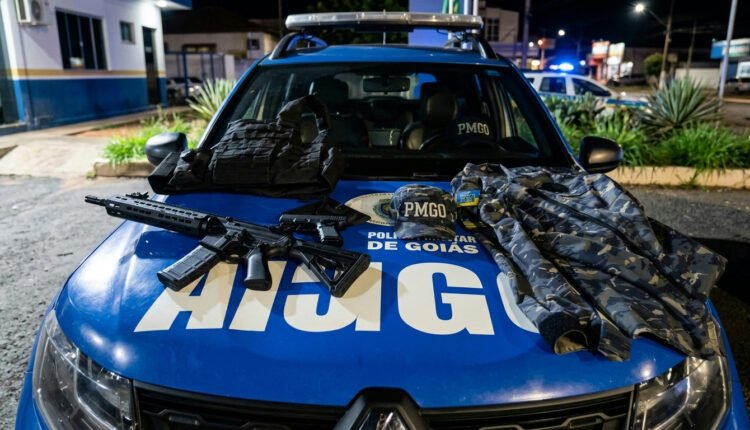 Detido em Goiás após se passar por policial e ameaçar vizinhos com farda e armas falsas
