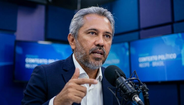 Elmano de Freitas critica ação judicial de Ciro Gomes sobre resultado eleitoral