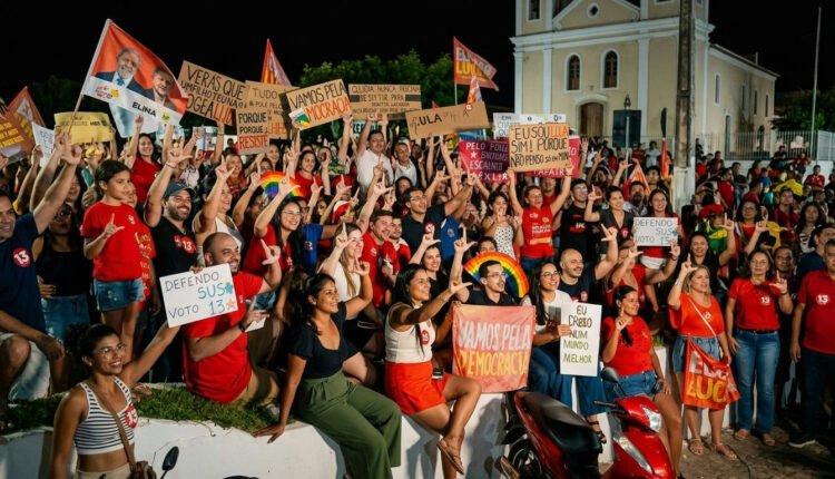 Energia e apoio marcam ato pró-Lula na Praça da Matriz em Santa Quitéria