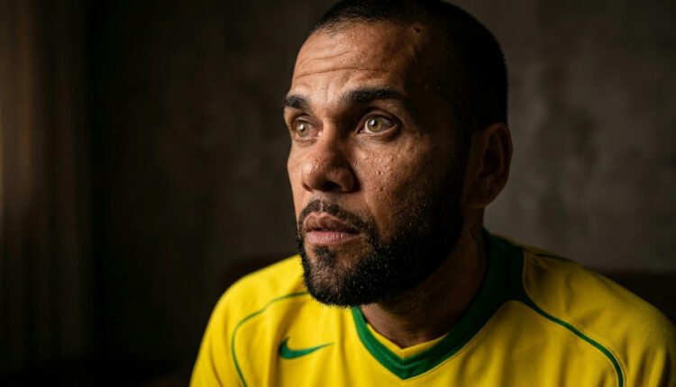 Ex-jogador Daniel Alves apoia Flávio Bolsonaro no 2º turno de 2026 por sopro divino