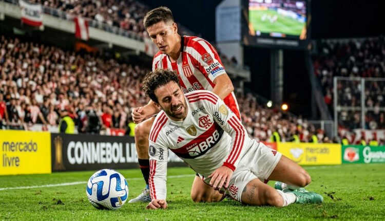 Flamengo empata sem gols com Estudiantes e decide vaga na Libertadores em casa