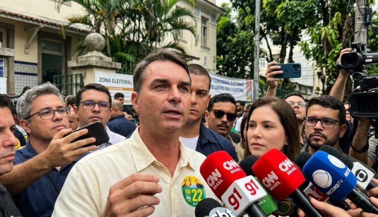 Flávio Bolsonaro pede 'voto de confiança' no primeiro turno e critica 'era do atraso' após votação