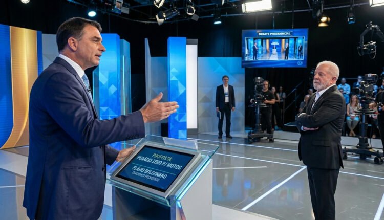 Flávio Bolsonaro propõe pedágio zero para motos em debate