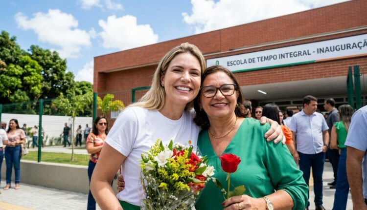 Jade Romero celebra Dia dos Professores em inauguração de escola em Fortaleza