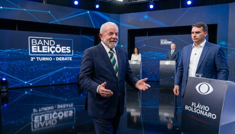 Lula desafia Flávio Bolsonaro a abrir sigilo bancário de familiares antes do segundo turno