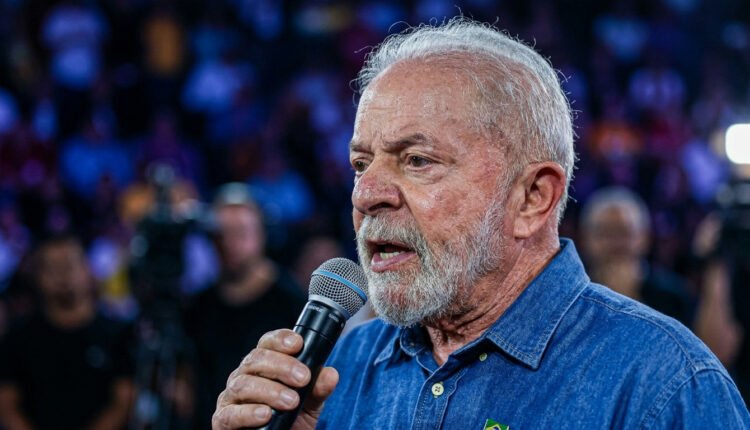 Lula propõe limitar cartões de crédito por pessoa e critica juros abusivos
