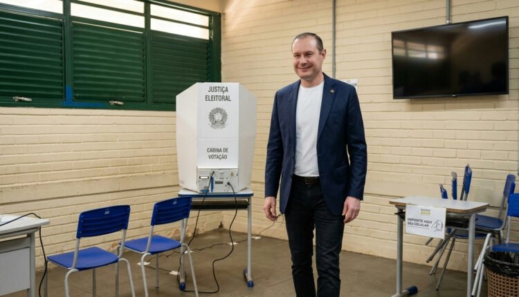 Ministro do STF Cristiano Zanin vota em Brasília em dia de mobilização democrática