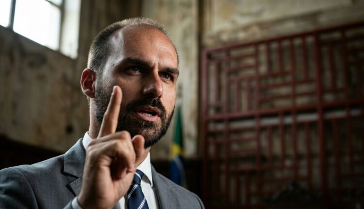 Moraes expede mandado de prisão para Eduardo Bolsonaro após condenação por coação
