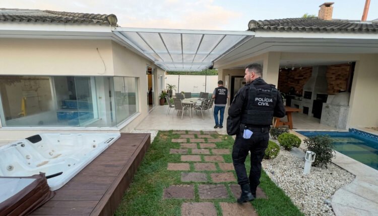 Operação da PF mira monopólio de internet do Comando Vermelho e prende parentes de Oruam no RJ