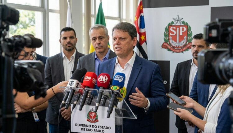 Polícia Militar terá procedimentos revistos após mortes de pessoas em surto, afirma Tarcísio