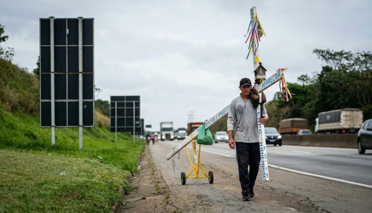 PRF intensifica orientações de segurança para romeiros na Dutra rumo a Aparecida