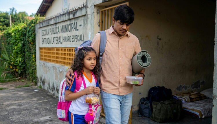 Sabugo é despejado e improvisa moradia na escola com a filha