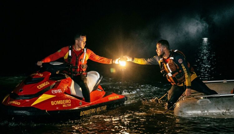 Ventos fortes viram embarcações e Corpo de Bombeiros resgata oito pessoas em Goiás