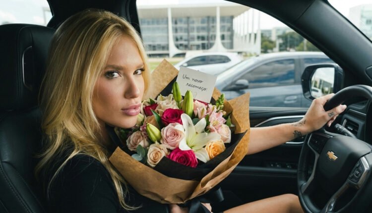 Virginia desperta curiosidade ao exibir novo buquê de flores após término
