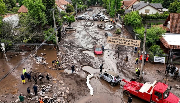 Voluntários se unem para reconstruir Las Condes após devastadores deslizamentos no Chile